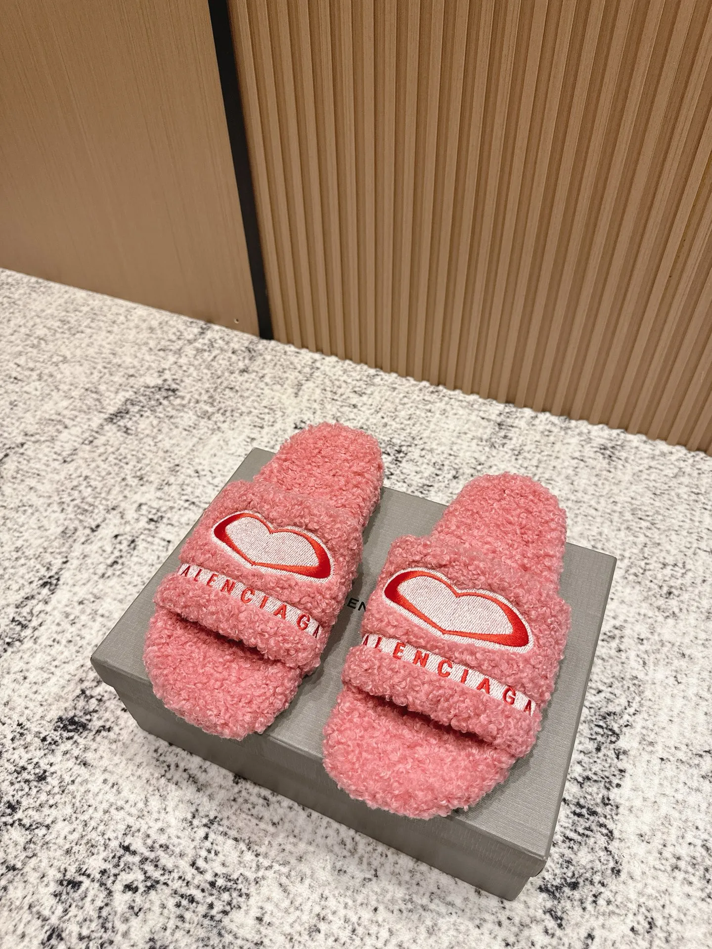 👟👟Ex-factory price 380👟👟 Top version BALENCIAGA~ Balenciaga fur mop with new Balenciaga political Campaign logo embroidery! A favorite among European and American celebrities, celebrities, and internet celebrities, the upper is exquisite, hand-sewn and threaded, fluffy and soft against the skin.  This can be worn all year round! Wear it with socks in spring, autumn and winter, or wear it alone in summer. It looks good and is comfortable. The upper is wide, showing your feet and calves, and stepping into it is like bare feet on a carpet. It really matches, wears, and looks so good. When you put it on, it looks casual and simple fashion. It has a high-end feel and is invincible when you go out on the street! Size: 35-40
